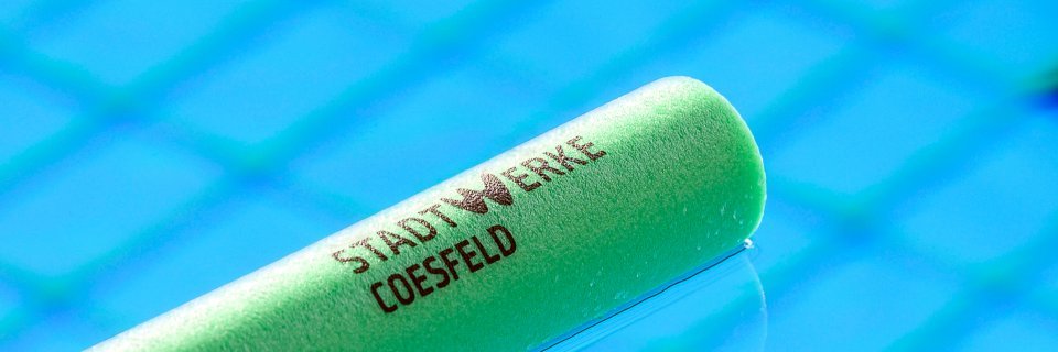 Grüner Schlauch, der aus dem Wasser ragt.