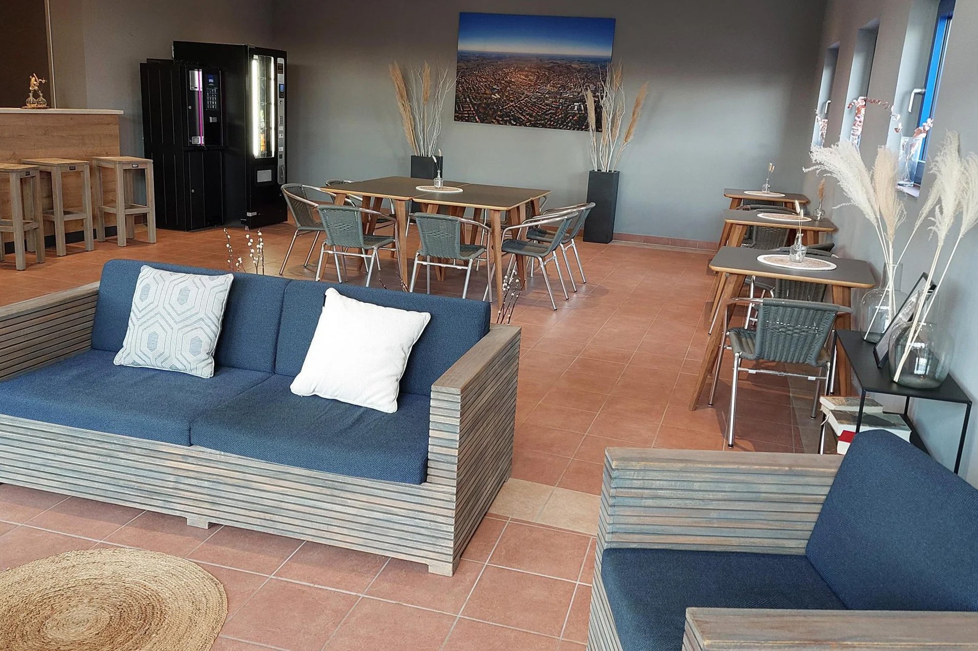 Weitläufiges Lounge mit einem großen Fernseher, ideal für Unterhaltung und geselliges Beisammensein.