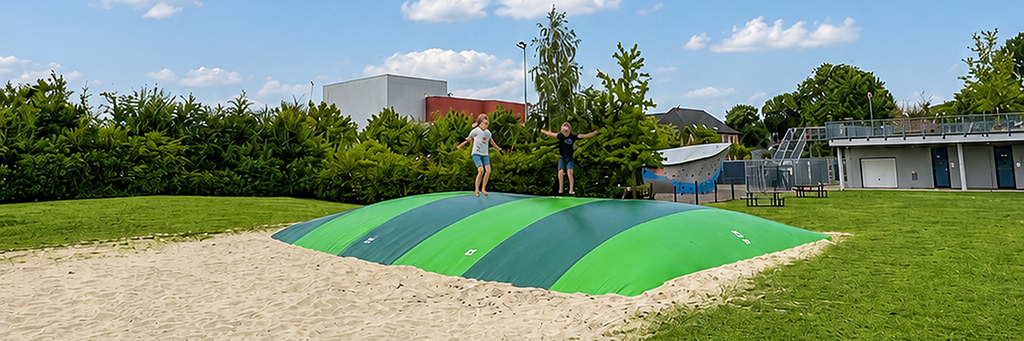 2 Kinder springen auf einem Hüpfkissen im Coebad. Originalbild mit KI bearbeitet