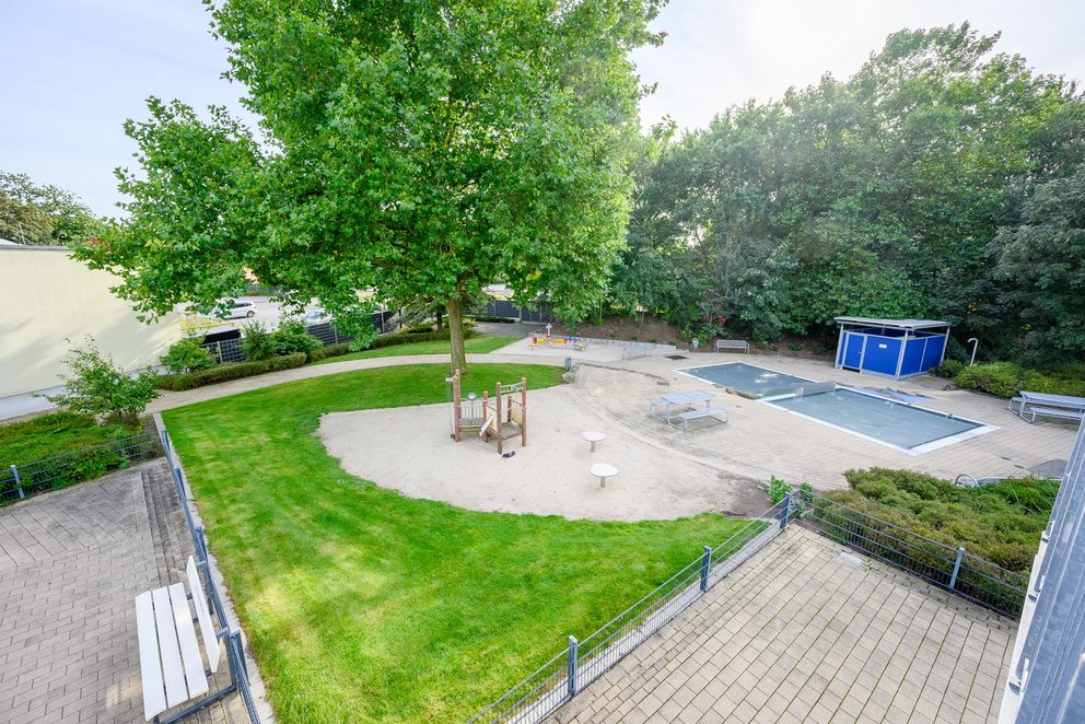 Ein Gartenparadies mit Pool im Grünen Ein Garten mit einem Pool, umgeben von Bäumen, der eine entspannende Atmosphäre ausstrahlt.