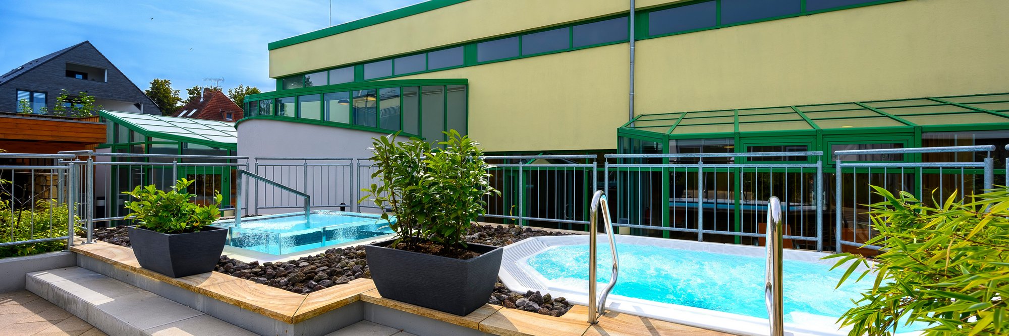 Weitläufiges Gebäude mit einem einladenden Pool und einem Patio-Bereich für Entspannung im Freien.