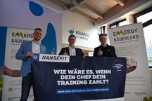 Das Bild zeigt drei Personen, die zusammen ein Banner halten, auf dem steht: „WIR MACHEN ES, WENN DER CHIEF DIE TRADING-STRATEGIE“. 