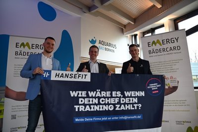Das Bild zeigt drei Personen, die zusammen ein Banner halten, auf dem steht: „WIR MACHEN ES, WENN DER CHIEF DIE TRADING-STRATEGIE“. 