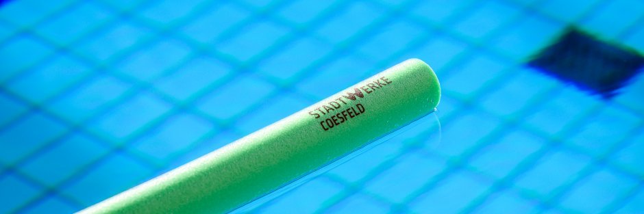 Grüner Schlauch. Grüner Schlauch, der aus dem Wasser ragt.